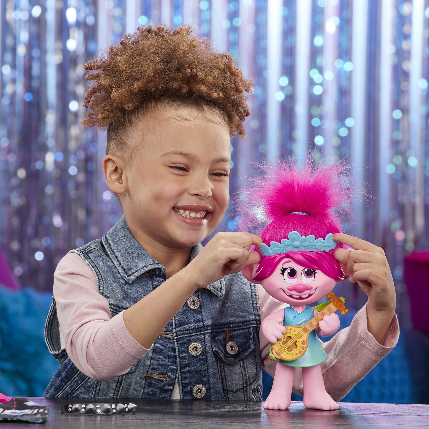 DreamWorks Trolls World Tour Pop-to-Rock Poppy Singing Doll with 2 Different Looks and Sounds, Toy Sings Trolls Just Want to Have Fun (English)