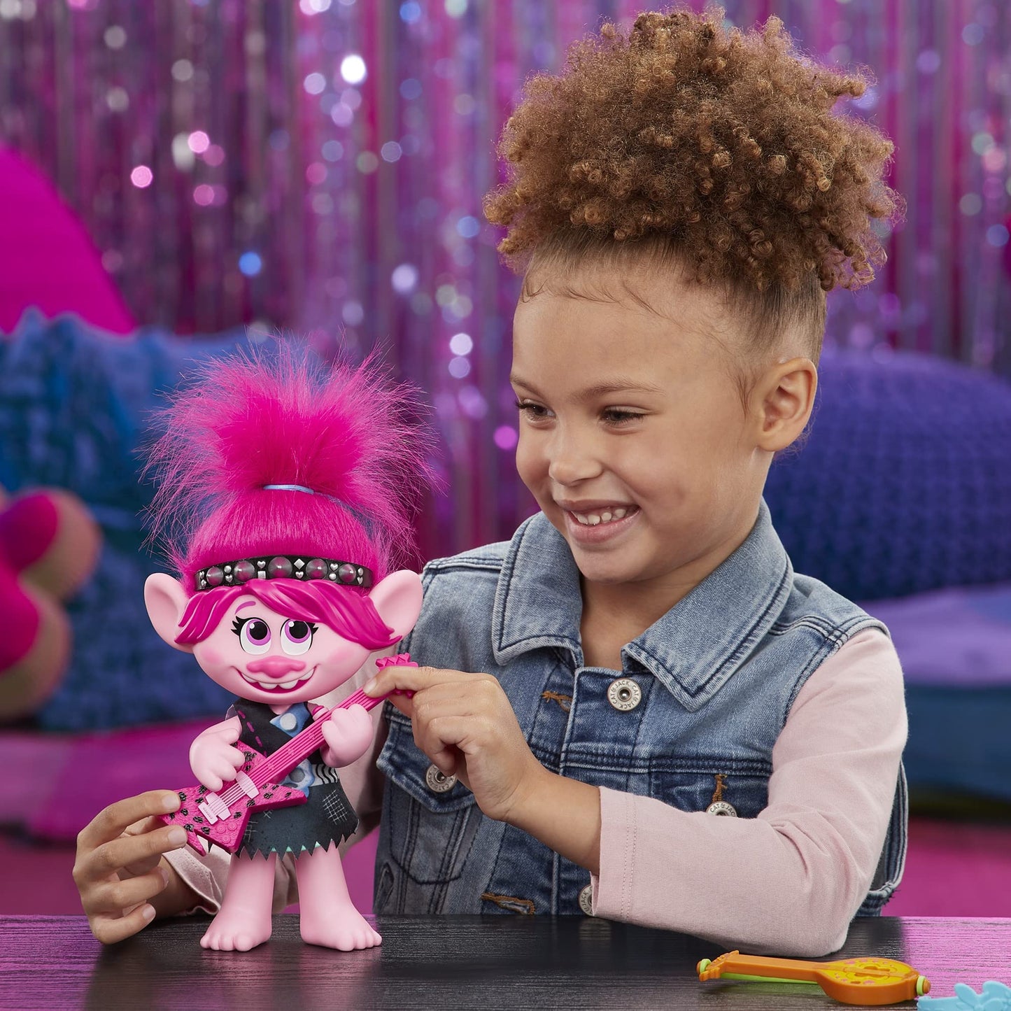 DreamWorks Trolls World Tour Pop-to-Rock Poppy Singing Doll with 2 Different Looks and Sounds, Toy Sings Trolls Just Want to Have Fun (English)